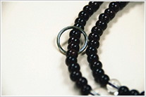 曹洞宗に数珠には「百八環金」「鐶（かん）」と呼ばれる金属製の輪がついている。