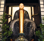 開山堂内に安置される道元禅師等身大の木像