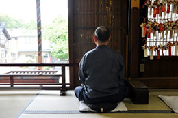 参禅会は本堂で行われるため、その静かな姿が参拝者の視界にも自然に入る。