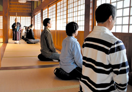 松山寺での坐禅風景